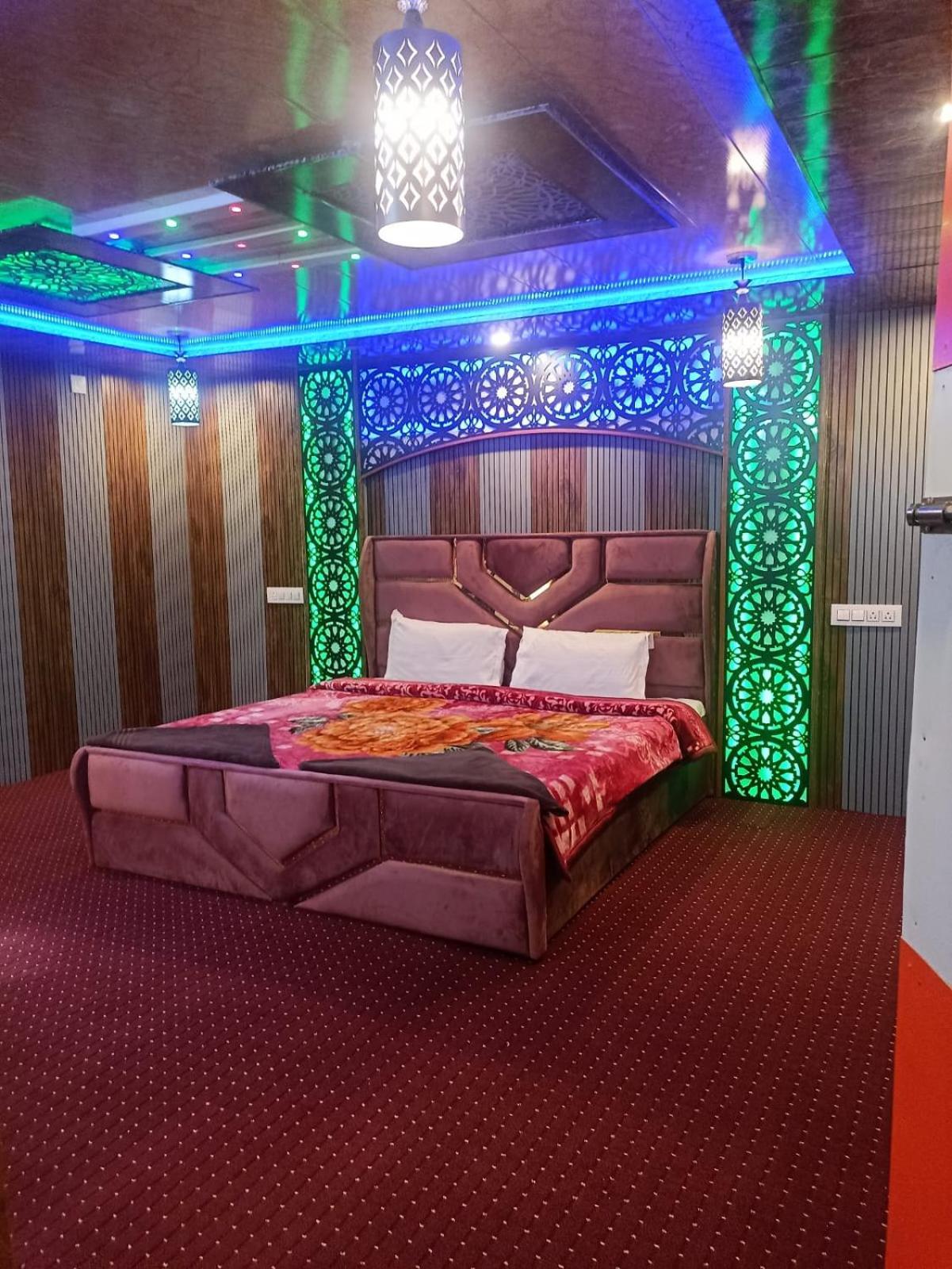 Backyard Stays With Dal Lake View Srinagar  Exterior photo